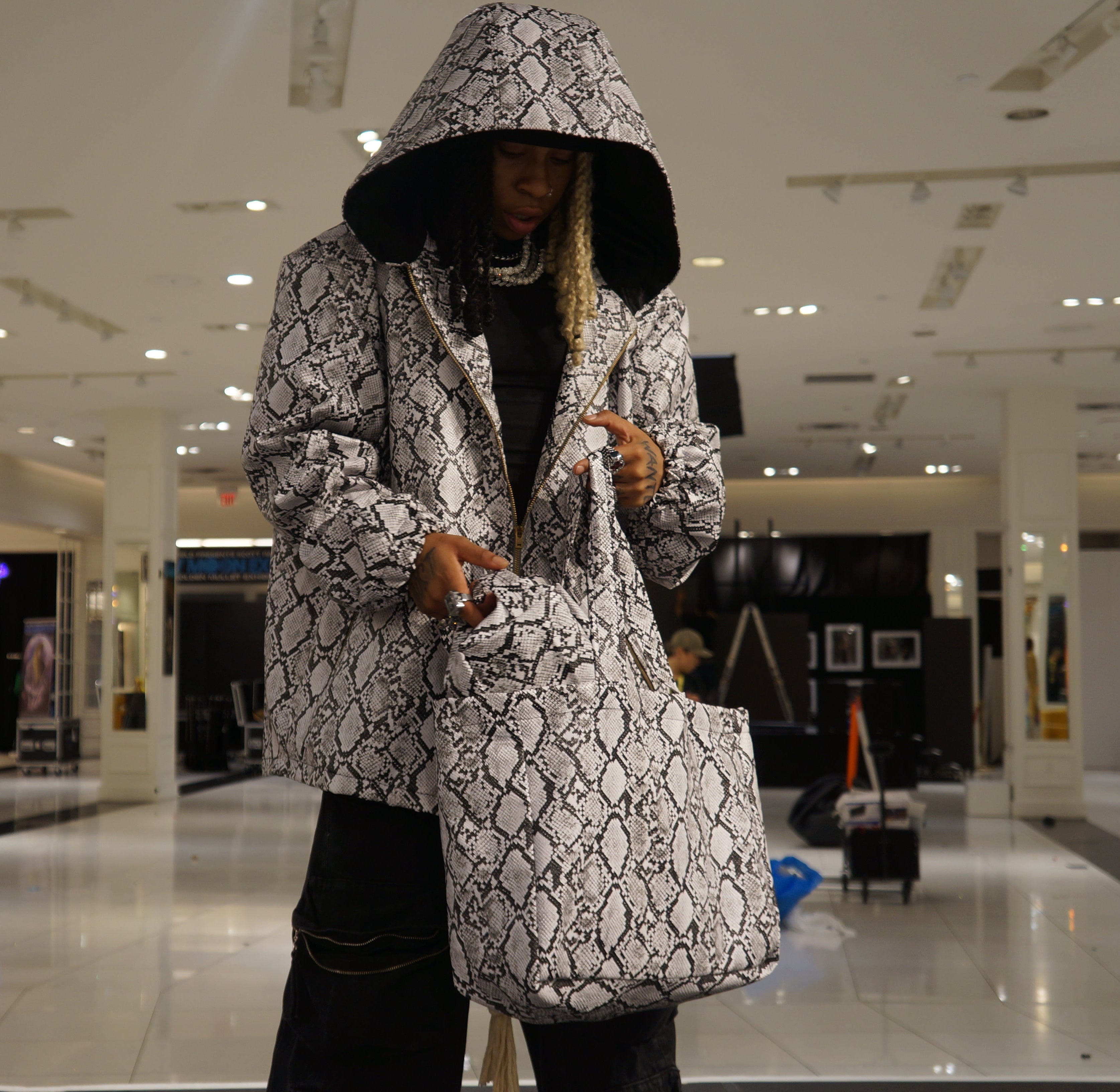 WINNIN™ Voyager Tote — Python
