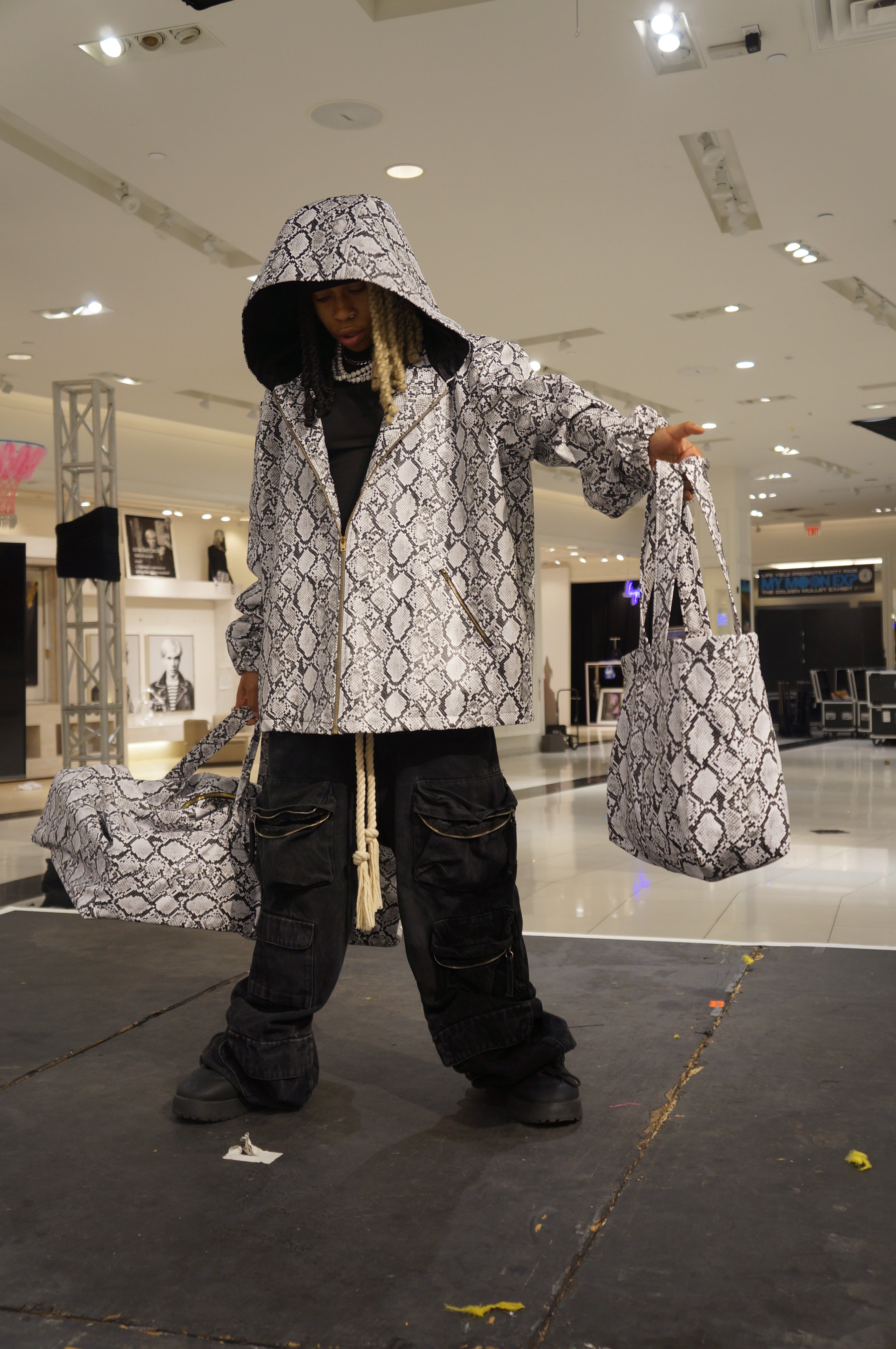 WINNIN™ Voyager Tote — Python
